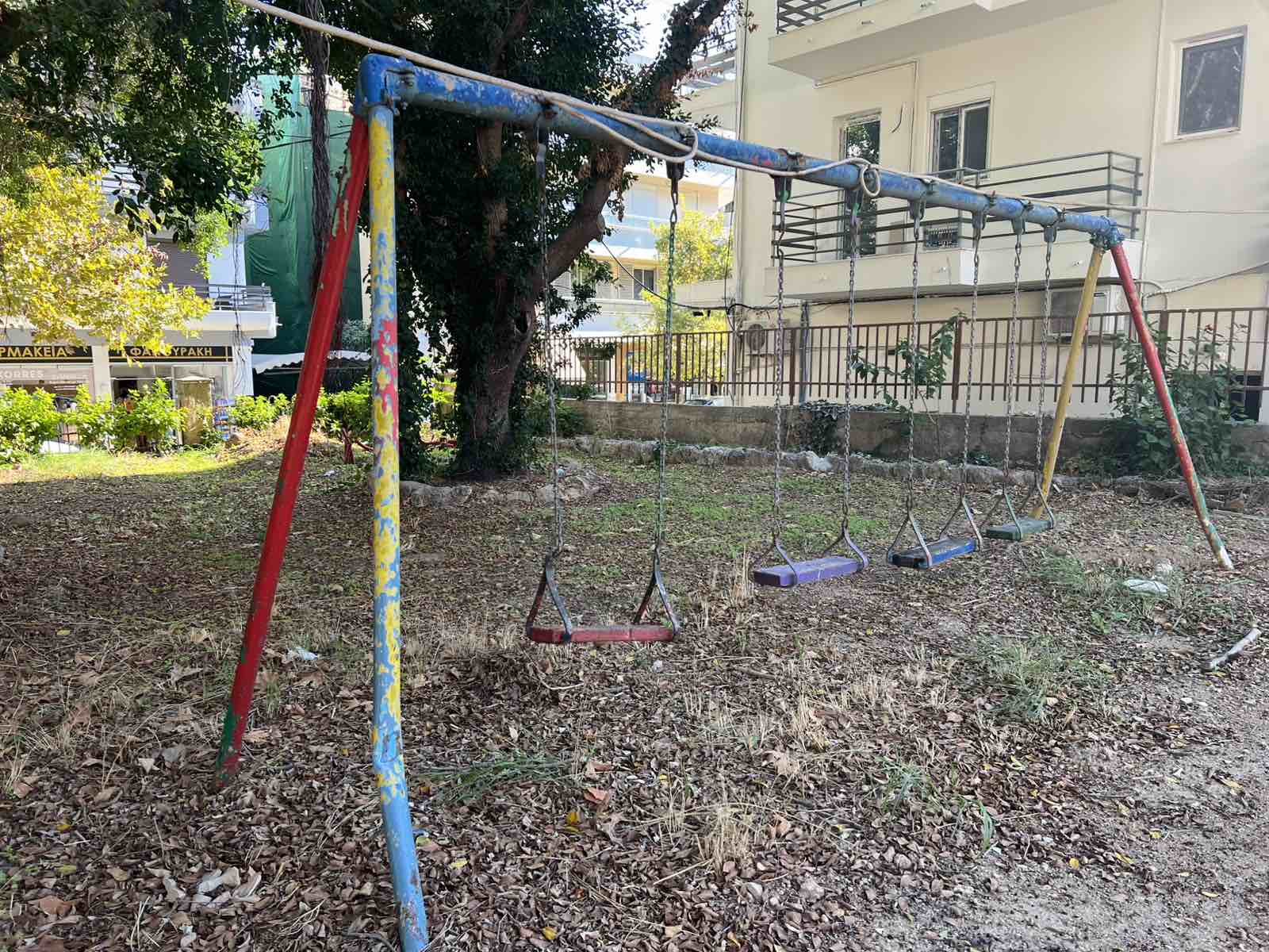 Ροδιακή Έπαυλη: Το καλοκαίρι πέρασε, οι υποσχέσεις Βαγιανού έμειναν “κενό γράμμα” — Εικόνες ντροπής και εγκατάλειψης πίσω από το… «formal garden»