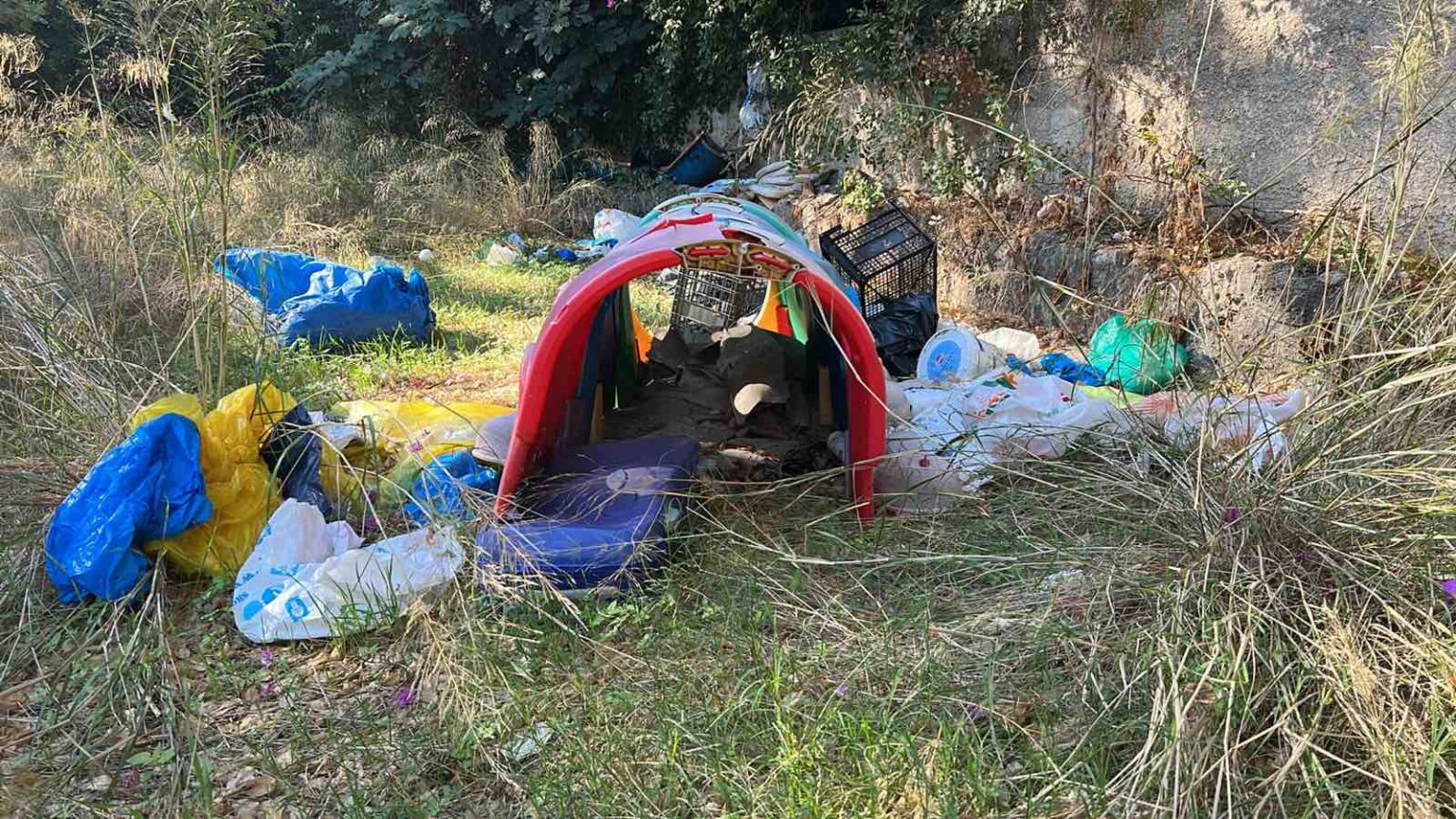 Ροδιακή Έπαυλη: Το καλοκαίρι πέρασε, οι υποσχέσεις Βαγιανού έμειναν “κενό γράμμα” — Εικόνες ντροπής και εγκατάλειψης πίσω από το… «formal garden»
