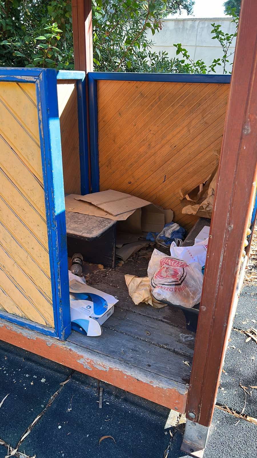Ροδιακή Έπαυλη: Το καλοκαίρι πέρασε, οι υποσχέσεις Βαγιανού έμειναν “κενό γράμμα” — Εικόνες ντροπής και εγκατάλειψης πίσω από το… «formal garden»
