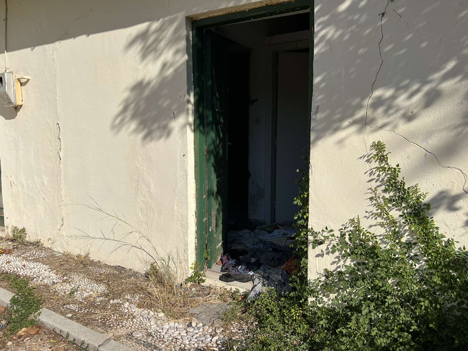 Ροδιακή Έπαυλη: Το καλοκαίρι πέρασε, οι υποσχέσεις Βαγιανού έμειναν “κενό γράμμα” — Εικόνες ντροπής και εγκατάλειψης πίσω από το… «formal garden»