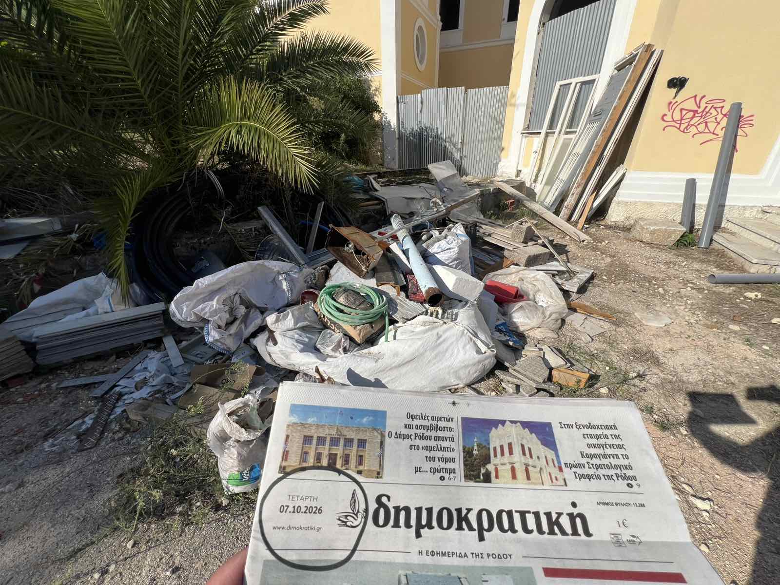 Ροδιακή Έπαυλη: Το καλοκαίρι πέρασε, οι υποσχέσεις Βαγιανού έμειναν “κενό γράμμα” — Εικόνες ντροπής και εγκατάλειψης πίσω από το… «formal garden»