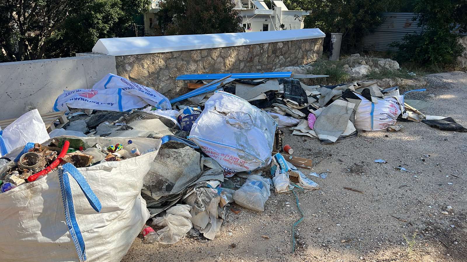 Ροδιακή Έπαυλη: Το καλοκαίρι πέρασε, οι υποσχέσεις Βαγιανού έμειναν “κενό γράμμα” — Εικόνες ντροπής και εγκατάλειψης πίσω από το… «formal garden»
