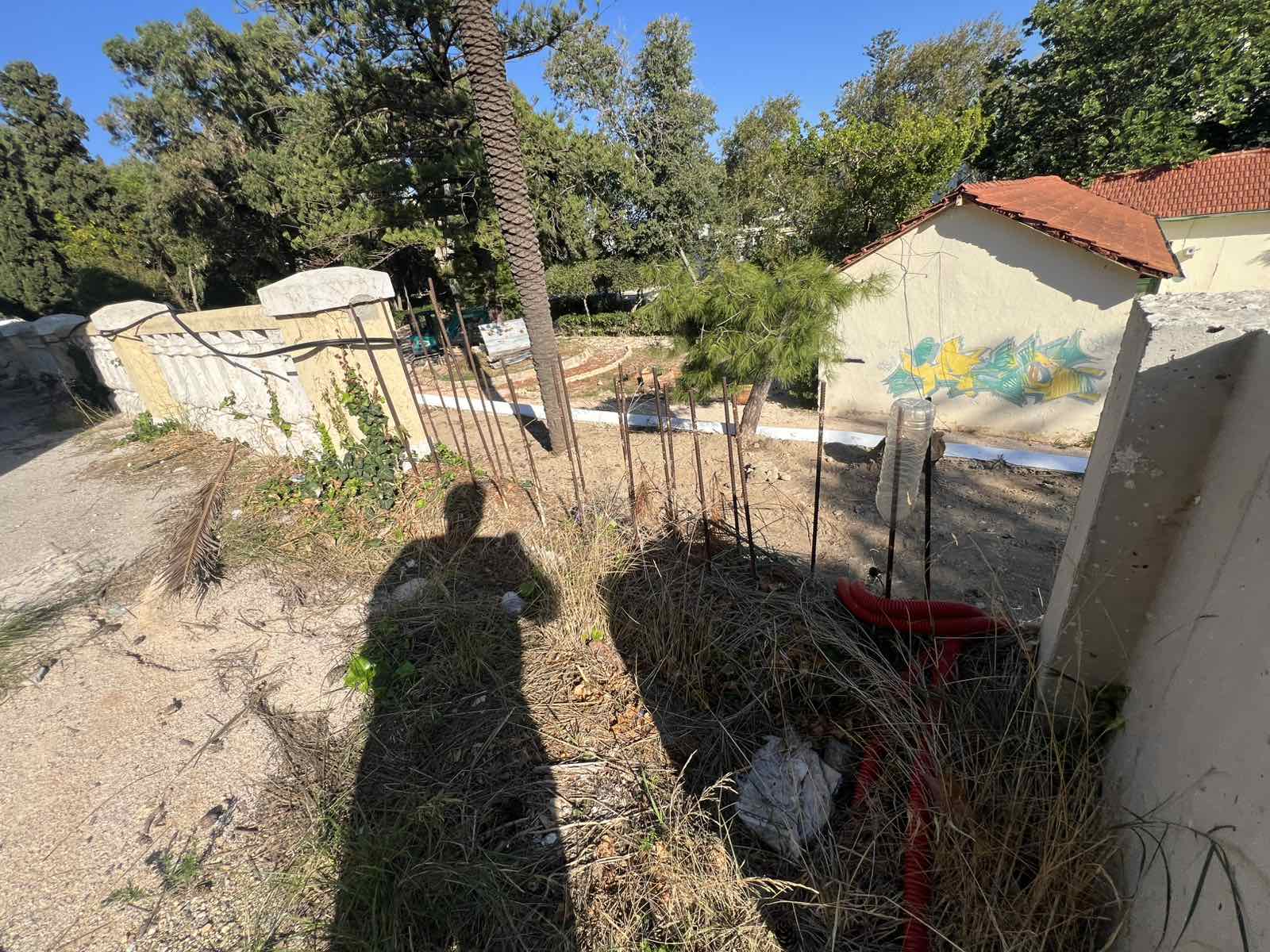 Ροδιακή Έπαυλη: Το καλοκαίρι πέρασε, οι υποσχέσεις Βαγιανού έμειναν “κενό γράμμα” — Εικόνες ντροπής και εγκατάλειψης πίσω από το… «formal garden»