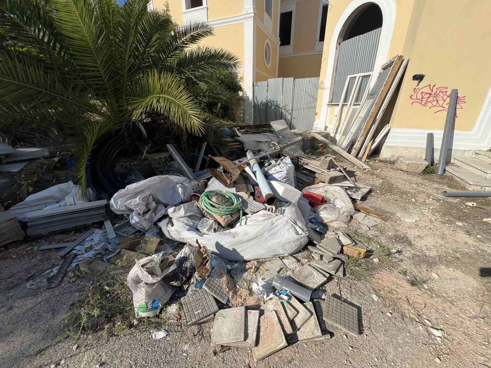 Ροδιακή Έπαυλη: Το καλοκαίρι πέρασε, οι υποσχέσεις Βαγιανού έμειναν “κενό γράμμα” — Εικόνες ντροπής και εγκατάλειψης πίσω από το… «formal garden»