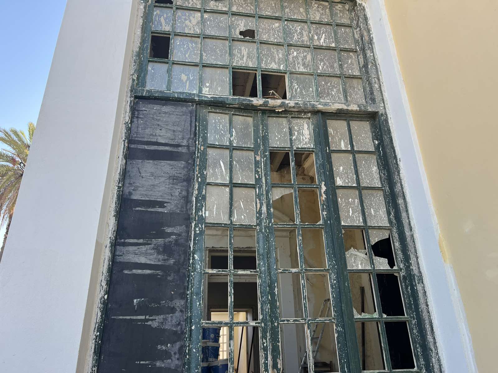 Ροδιακή Έπαυλη: Το καλοκαίρι πέρασε, οι υποσχέσεις Βαγιανού έμειναν “κενό γράμμα” — Εικόνες ντροπής και εγκατάλειψης πίσω από το… «formal garden»