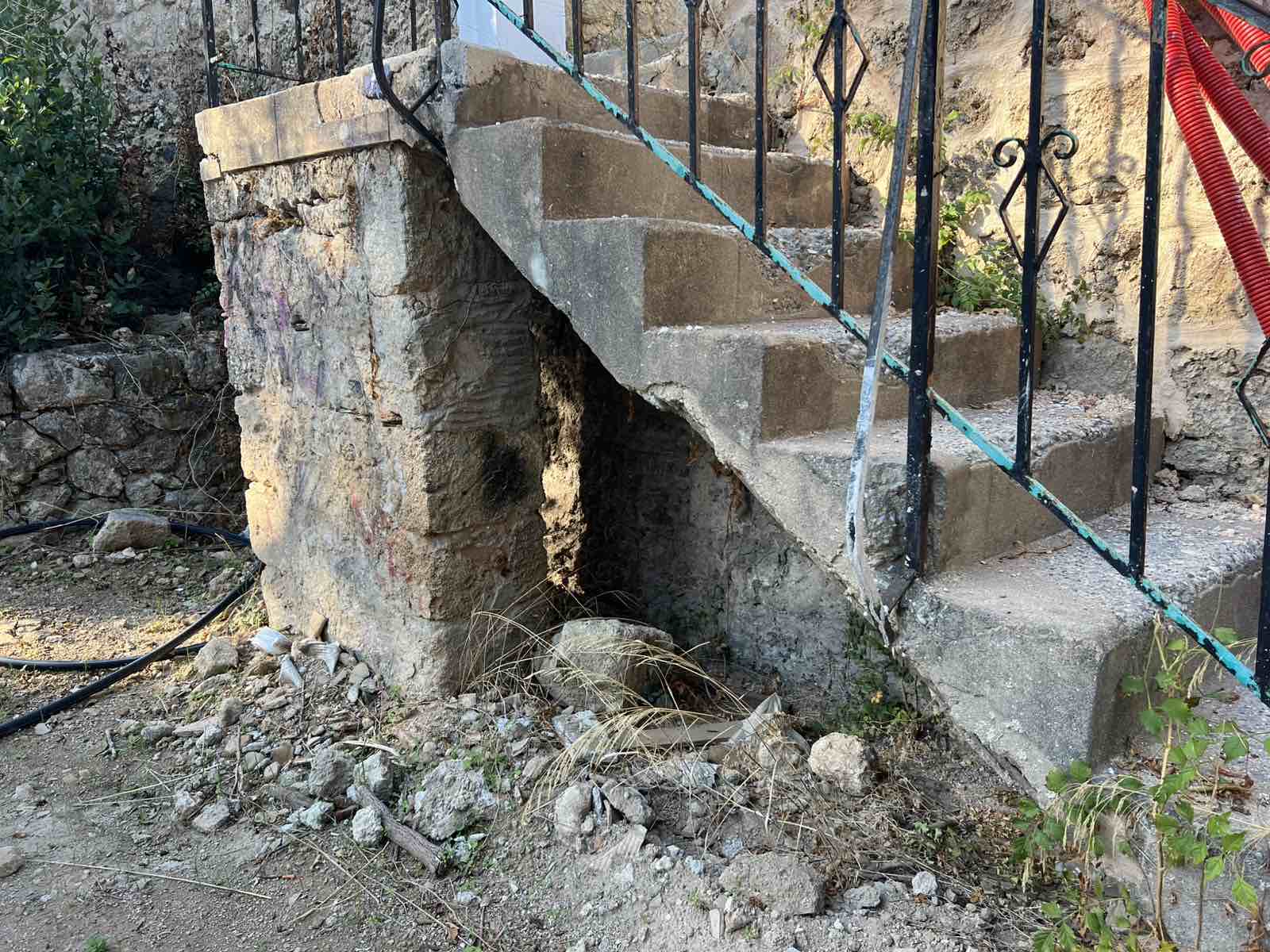 Ροδιακή Έπαυλη: Το καλοκαίρι πέρασε, οι υποσχέσεις Βαγιανού έμειναν “κενό γράμμα” — Εικόνες ντροπής και εγκατάλειψης πίσω από το… «formal garden»