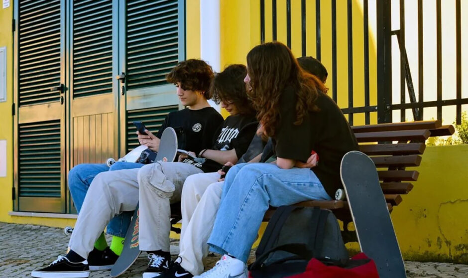 Μπλόκο στα Social media: Πώς θα ελέγχεται η ηλικία των παιδιών – Τι θα γίνει με τους υπάρχοντες λογαριασμούς