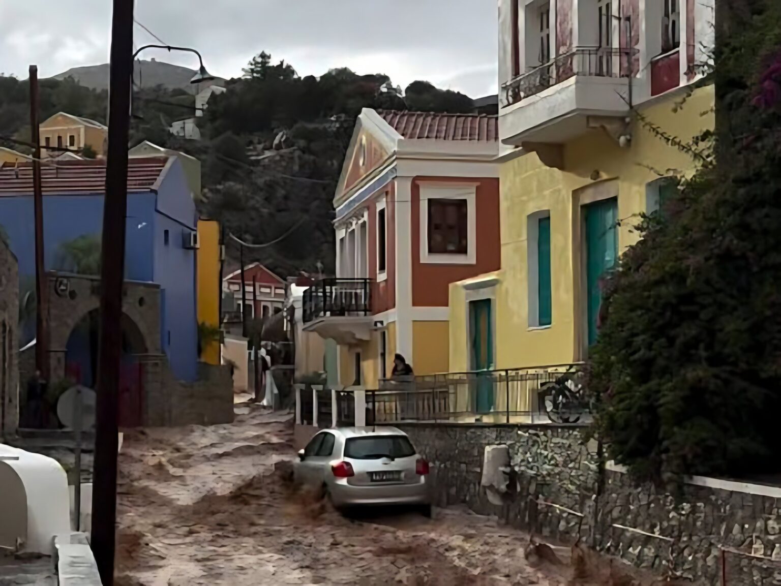 Σε ποτάμια μετατράπηκαν δρόμοι στη Σύμη λόγω της κακοκαιρίας – Video