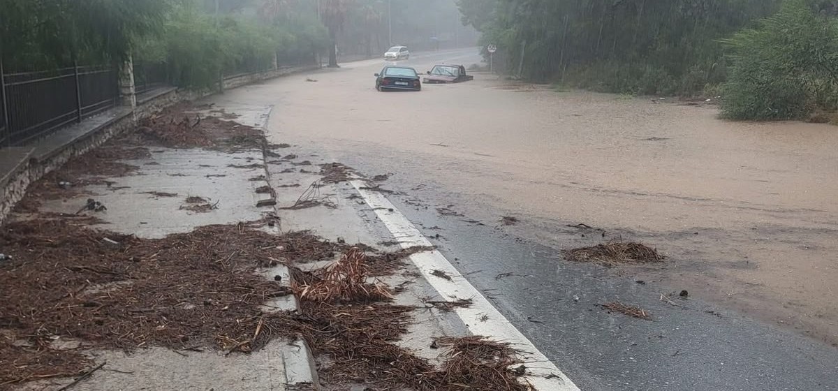 Κορυφώνεται η κακοκαιρία στη Ρόδο, ποτάμια οι δρόμοι – με δυσκολία οι μετακινήσεις