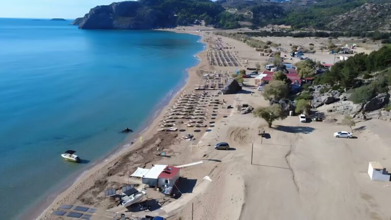 Διπλά μέτρα και σταθμά στην Τσαμπίκα με καθαίρεση μόνο για τα beach bar